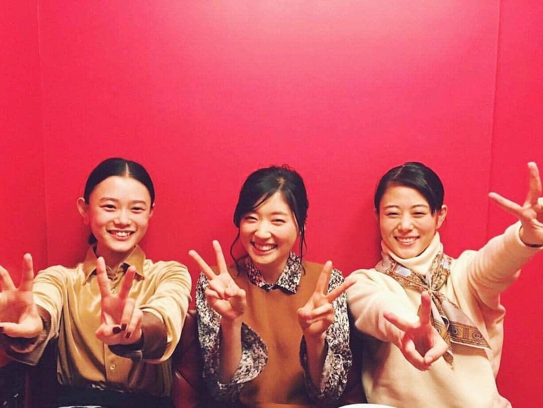 杉咲花のインスタグラム：「わーい🔴 姉ちゃんたちがお誕生日お祝いしてくれた！ はじめて3人で乾杯をして、嬉しい夜。 どうもありがとう👩‍👩‍👧💓」