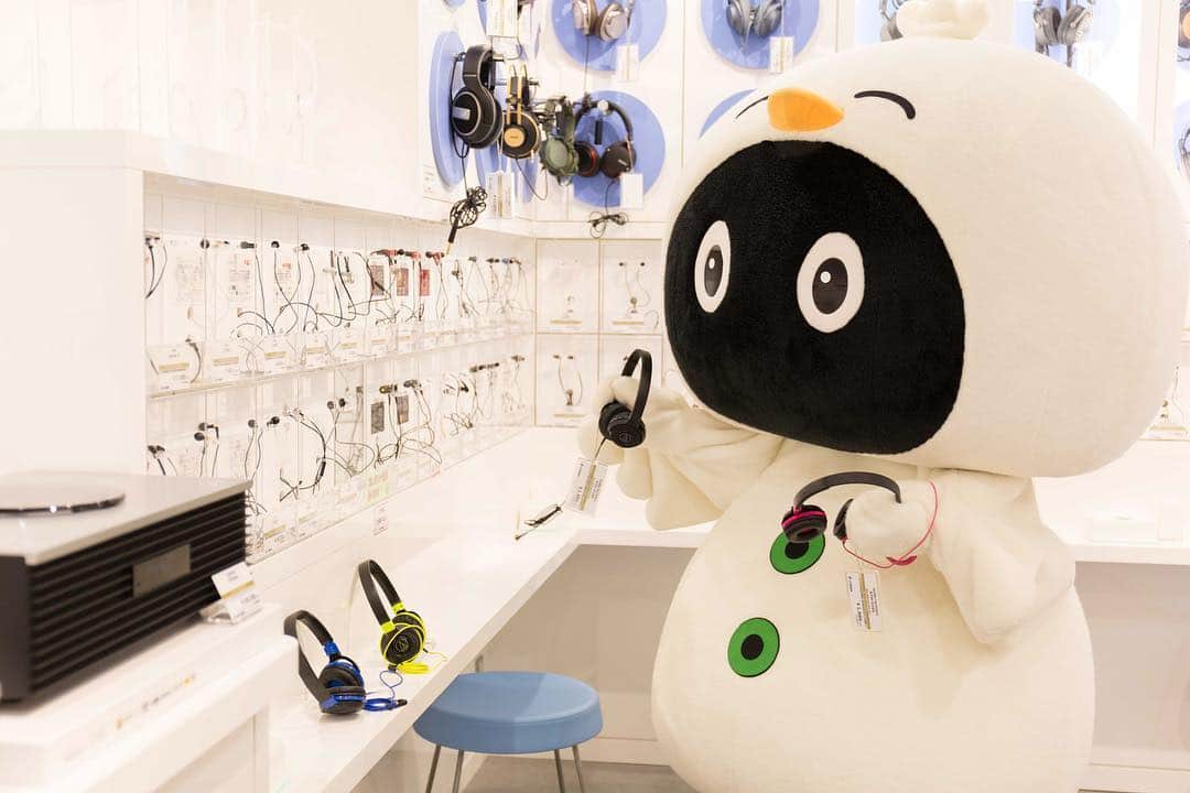 のインスタグラム：「. 銀座本店B1Fに新設されたヘッドホン/イヤホンコーナー！ Hooちゃんも聴き比べ中？🎶. . #ヘッドホン #銀座 #ginza #山野楽器 #楽器大好きHooちゃん #Hooちゃん #仮装 #japan #イヤホン #音楽 #ヘッドフォン #headphones」