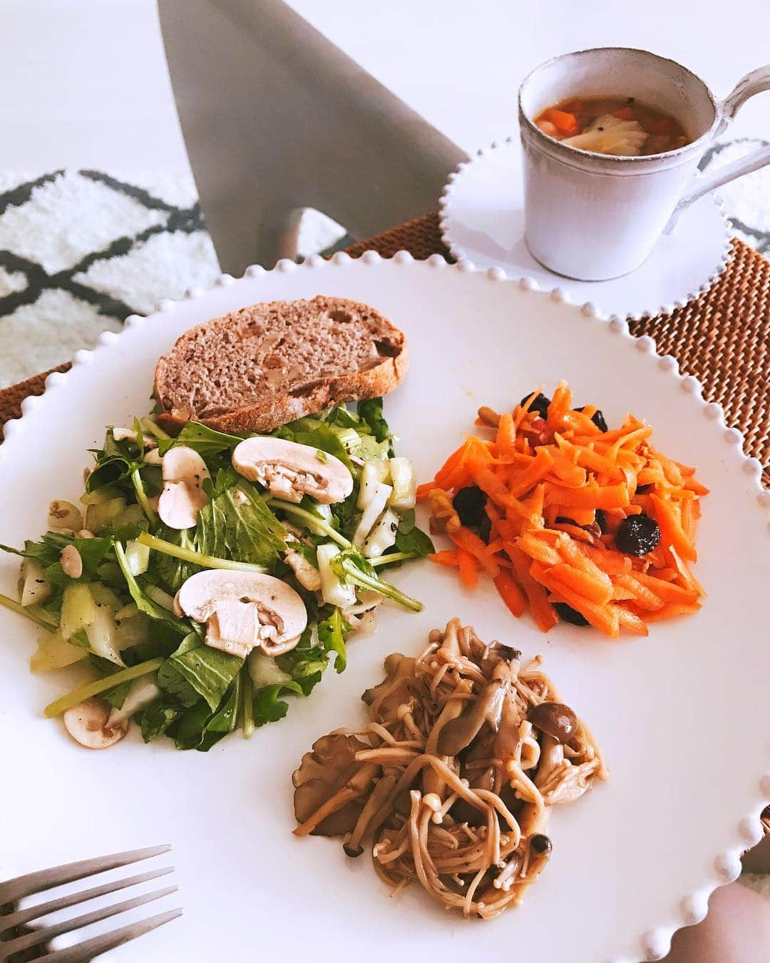 比嘉愛未さんのインスタグラム写真 - (比嘉愛未Instagram)「lunch🍽✨ 先日作ったスープのあまり野菜で常備食を🥗 カラダが喜んでる🎶 今日も一日楽しもう❤️ #マッシュルームのサラダ #キャロットラペ #キノコのマリネ #野菜スープ」11月26日 11時50分 - higa_manami