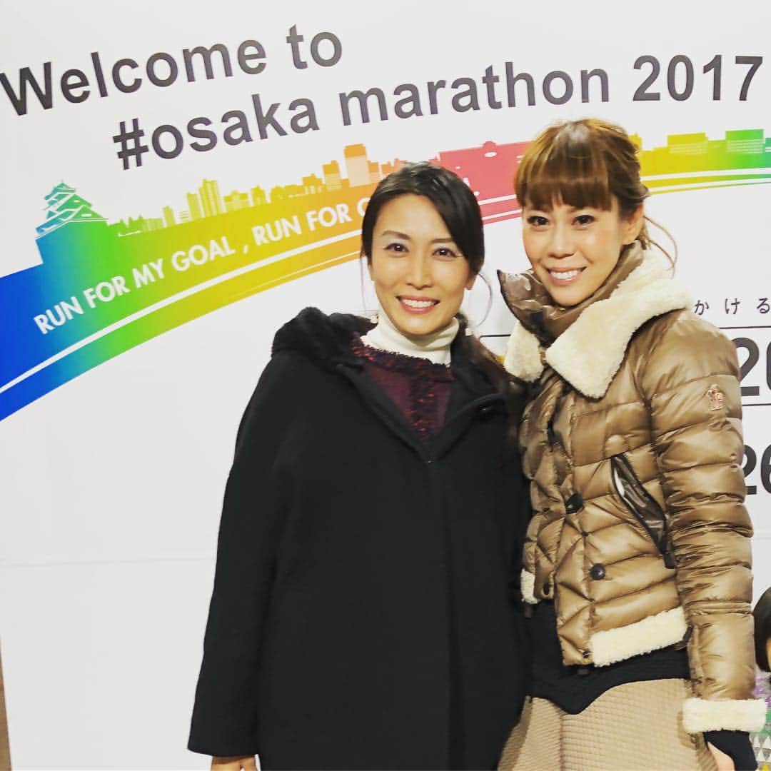 松川浩子さんのインスタグラム写真 - (松川浩子Instagram)「大阪マラソン2017  ランナーの皆さん そして応援の皆さん 輝いてました〜！ インタビューの仕事してたら @aki_0630 ちゃんに遭遇。 パパさんの応援に 毎回家族総出で駆けつけて 本当エライ✨ パパさんも アスリートぶり大発揮の フィニッシュだったようで  皆さま16時まで頑張りましょ〜  #大阪マラソン2017 #毎日放送 #マラソン日和 #みんなで応援#優勝者インタビュー」11月26日 12時13分 - hiroko_matsukawambs