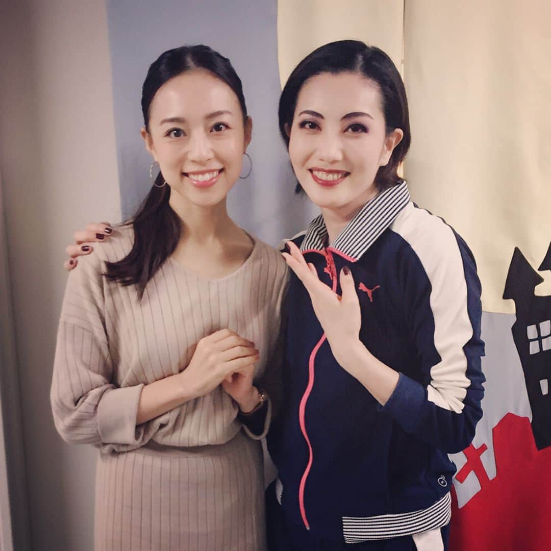 愛加あゆさんのインスタグラム写真 - (愛加あゆInstagram)「昨日は、オーバードホールにて「アダムス・ファミリー」観劇しました！映画が元々大好きで何回も観ていた作品だったので、オープニングの曲から興奮しました！！出演者の皆様もキャラクターピッタリで、凄かったです！壮さんのスタイルがモーティシアすぎて、雰囲気ムンムンでした♪ 王家で一緒だったさほちゃんも綺麗なお衣装にこのアダムスなメイク！コーラスもとってもかっこよかったです♪ 富山の地で観劇するのは久しぶりだったので、とても楽しかっです(*´∀`*) #アダムスファミリー #観劇 #オーバードホール #富山 #壮一帆 さん #熊澤沙穂 ちゃん」11月26日 12時33分 - manaka_ayu