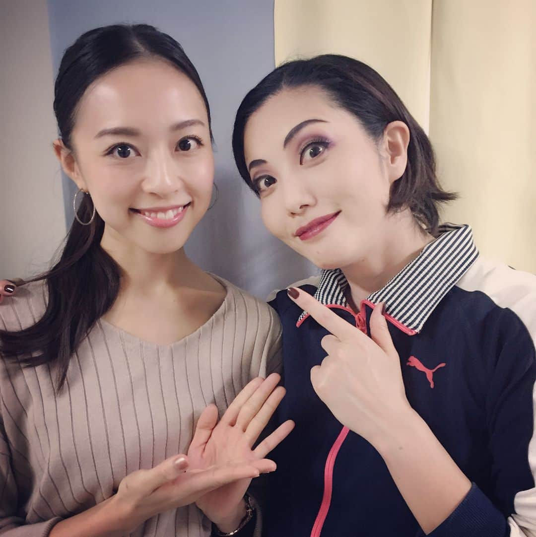 愛加あゆさんのインスタグラム写真 - (愛加あゆInstagram)「昨日は、オーバードホールにて「アダムス・ファミリー」観劇しました！映画が元々大好きで何回も観ていた作品だったので、オープニングの曲から興奮しました！！出演者の皆様もキャラクターピッタリで、凄かったです！壮さんのスタイルがモーティシアすぎて、雰囲気ムンムンでした♪ 王家で一緒だったさほちゃんも綺麗なお衣装にこのアダムスなメイク！コーラスもとってもかっこよかったです♪ 富山の地で観劇するのは久しぶりだったので、とても楽しかっです(*´∀`*) #アダムスファミリー #観劇 #オーバードホール #富山 #壮一帆 さん #熊澤沙穂 ちゃん」11月26日 12時33分 - manaka_ayu