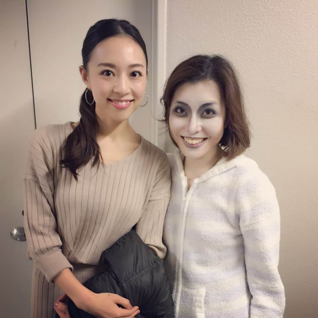 愛加あゆさんのインスタグラム写真 - (愛加あゆInstagram)「昨日は、オーバードホールにて「アダムス・ファミリー」観劇しました！映画が元々大好きで何回も観ていた作品だったので、オープニングの曲から興奮しました！！出演者の皆様もキャラクターピッタリで、凄かったです！壮さんのスタイルがモーティシアすぎて、雰囲気ムンムンでした♪ 王家で一緒だったさほちゃんも綺麗なお衣装にこのアダムスなメイク！コーラスもとってもかっこよかったです♪ 富山の地で観劇するのは久しぶりだったので、とても楽しかっです(*´∀`*) #アダムスファミリー #観劇 #オーバードホール #富山 #壮一帆 さん #熊澤沙穂 ちゃん」11月26日 12時33分 - manaka_ayu