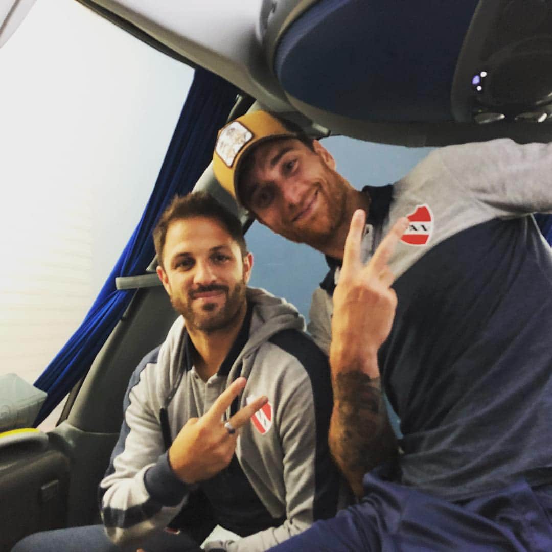 フェルナンド・アモレビエタのインスタグラム：「Con mi hermano @burritojuanma después de una gran noche! Vamos rojo!!!!!💪🏻💪🏻💪🏻💪🏻💪🏻」