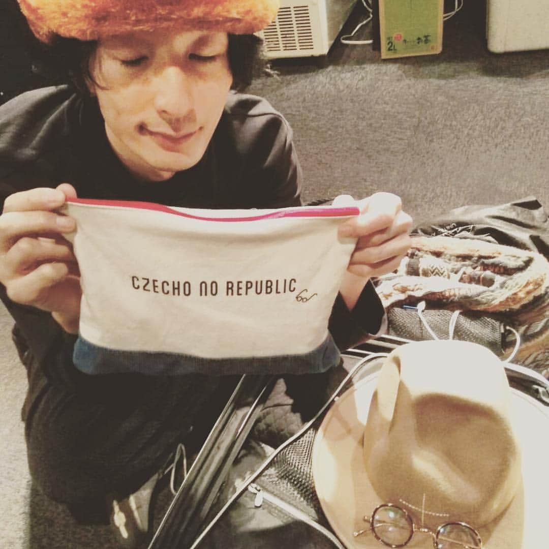 山崎正太郎のインスタグラム：「荷物の仕分けに欠かせないポーチ。ふつうに活躍してます。オススメ。 #中身 #モバイルバッテリー #イヤフォンケースごと #ハンドクリーム #汗拭きシート #ポケットティッシュ #まだまだ余裕」