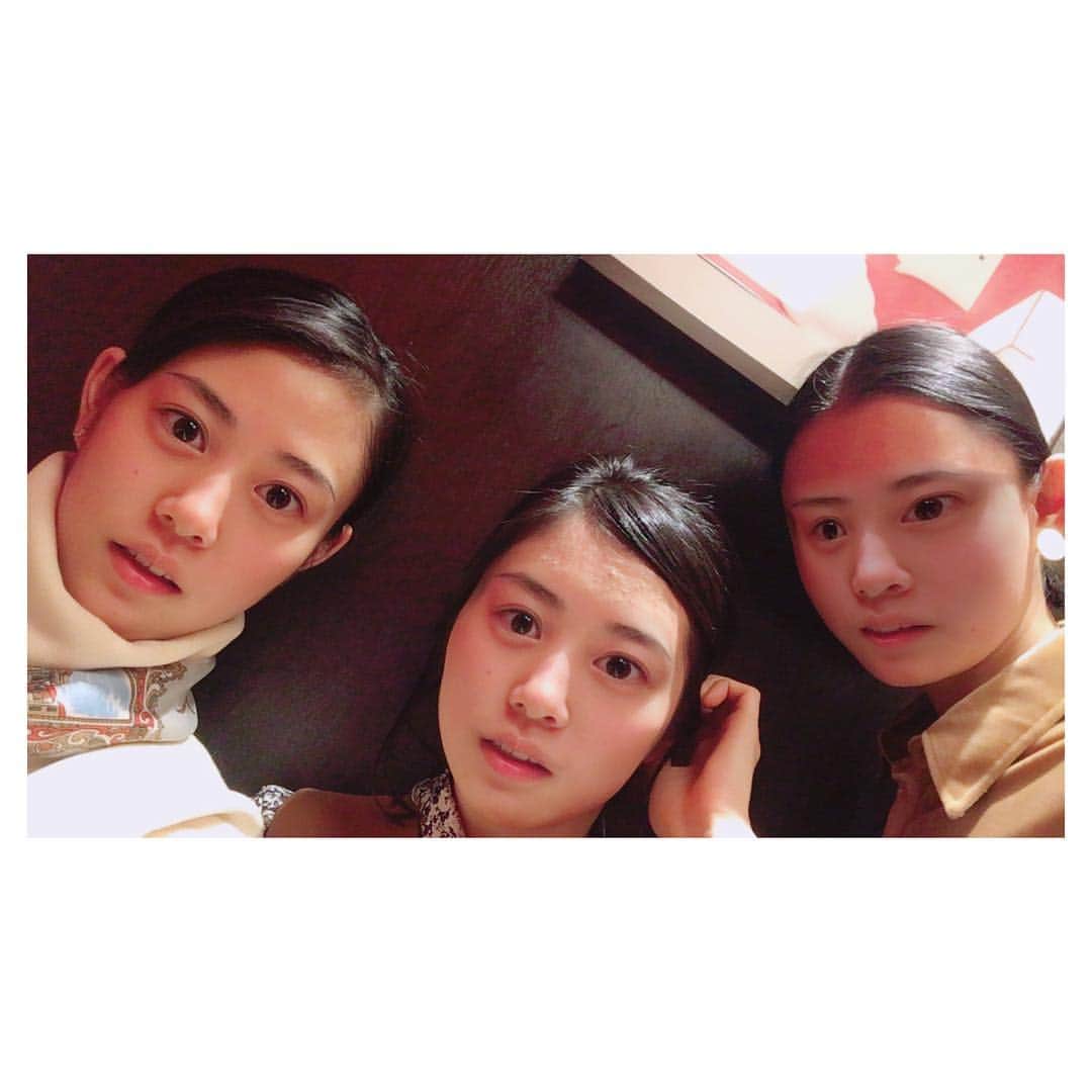 高畑充希さんのインスタグラム写真 - (高畑充希Instagram)「小橋三姉妹で、花の２０歳のお祝い🥂  久々に会うと、やっぱり三姉妹だけあって、似てるなあーって。 、、、あれ？？ #とと姉ちゃん #SNOWの威力」11月26日 13時28分 - mitsuki_takahata