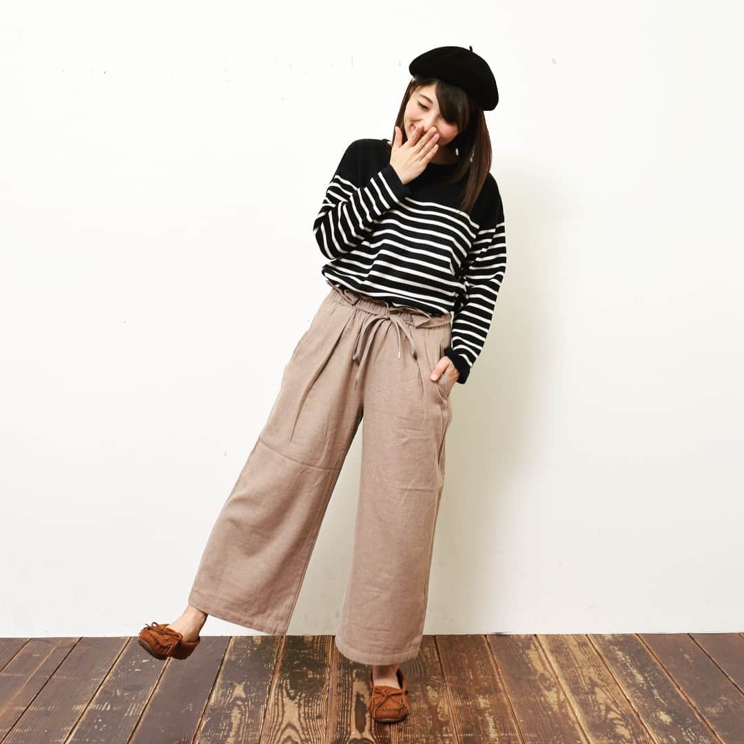 +natural(プラスナチュラル)のインスタグラム：「モカ色の#ワイドパンツ はボーダーのニットと合わせて カジュアル可愛いコーディネートです！  #ベレー帽 と合わせてカジュアルの中に大人っぽさを加えました✨ ─────────────────── .+natural(プラスナチュラル)は、 優しい印象に包まれる、  ナチュラルテイストなファッションと 暮らしの情報を ご紹介するWEBメディアです ─────────────────── . .  #ハートマーケット #大人ナチュラル #ナチュラル服 #プラスナチュラル #お洒落さんと繋がりたい #秋コーデ #ママコーデ #カジュアルコーデ #大人カジュアル #ママファッション#naturallook #ナチュラルファッション #大人コーデ #ナチュラルコーデ #シンプルコーデ #撮影 #着回しコーデ #데일리록 #코디 #일본 #シンプルコーデ #冬コーデ #冷え性対策」