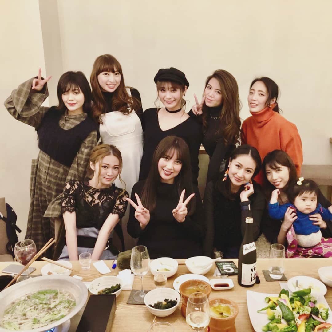 DJ MaRiaのインスタグラム：「またまたみんなにいってらっしゃい会してもらった時の写真😍👏💓 投稿遅くなった💦 こうしてみんなで会うのも少なくなってきてたから嬉しかったー❤️ 主催してくれたQP本当にありがとう❤️❤️ みんなに出会ってからもう何年経ったんだろう、、、 東京での青春をみんなと過ごしたな〜💓💓 ほんとたくさん思い出があるなぁ〜 みんなと出会えてほんとに私は幸せ者だ、、💗💗 ほんとにほんとにありがとう😊❤️ クマちゃんケーキ可愛すぎてた🐻♡ そして美味しそうなワインやオリーブオイルや調味料なども、、、 最高♡トリュフ塩大好物です♡ これから自炊が楽しくなるわ〜〜😭👏 奈緒美からの好きなところ100はマジで心にきた😭♡ これからも福岡からみんなの幸せを願ってるよ♡♡ ほんとにほんとにありがとう👏✨ 福岡でトトロのようにみんなとまた会える日を待ってるからね🍀」