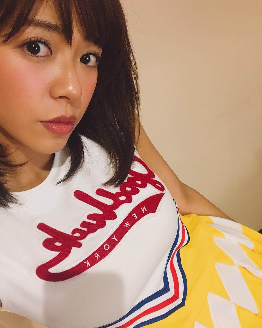 わちみなみのインスタグラム：「カレンダーイベントありがとうございました💗 . 紫の水着がお気に入りだから是非みて欲しい〜(*^▽^*) . チアは高校の運動会でやったことがあって、それ以来はじめて着たよ🌻 . わたしはダンス経験がなかったんだけど、高校の運動会でチアを初めてやったんだ〜。 . 一緒にチアを練習していた子に、わたしのダンスが変わってるって笑われて凹んでたら、 . ダンスがとてもうまい先輩が、それがみなみにしか表現できない魅力なんだよって強く言ってくれたのを今でも覚えているなあ！ . 自分にしかないものがあるって人にきづいてもらえるのはとても嬉しいことだね(^.^) . #高校の思い出 #わちみなみ #チア #カレンダー #カレンダーイベント #newyork #かわいい #チアの衣装自分で作ったの懐かしっ #家で間に合わんくて授業中 #こっそり #スパンコール #縫う #鬼怖い #先輩 #博多弁 #ノックアウト」