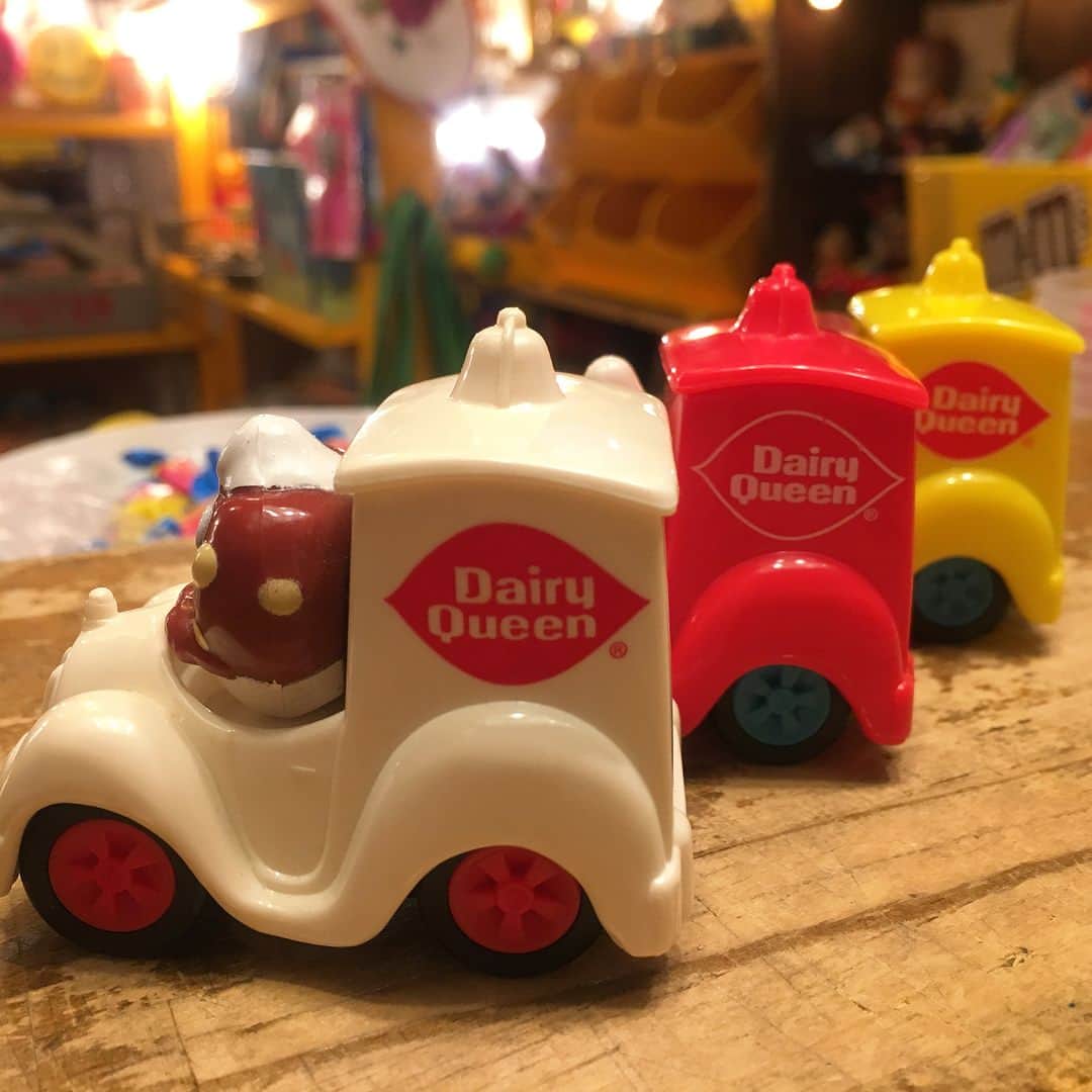 kiarrysさんのインスタグラム写真 - (kiarrysInstagram)「Dairy QueenのキッズミールもWEBにUPしました🍦💖 * トラックにはしっかり旧ロゴもついています😁❣️ あなたはどの子派〜？？👀🍫🍨 *  SOLD OUT! * * ⚠️インスタDMからのご注文は受け付けておりません。ご了承下さいませ🙇**➡️ 通販のご注文・商品のお問い合わせはこちら➡︎ メール✉️ kiarrystoys@nifty.com 電話☎️03-3314-3446 Webショップ💻http://kiarrys.ocnk.net/ . #kiarrys #キアリーズ #高円寺 #アメリカ #JUNK #アンティーク #antique #買取 #オモチャ買取 #TOY #vintage #ヴィンテージ #古着#advertisement#Advertising#アドバタイジング#DairyQueen#デイリークイーン」11月26日 18時52分 - kiarrys