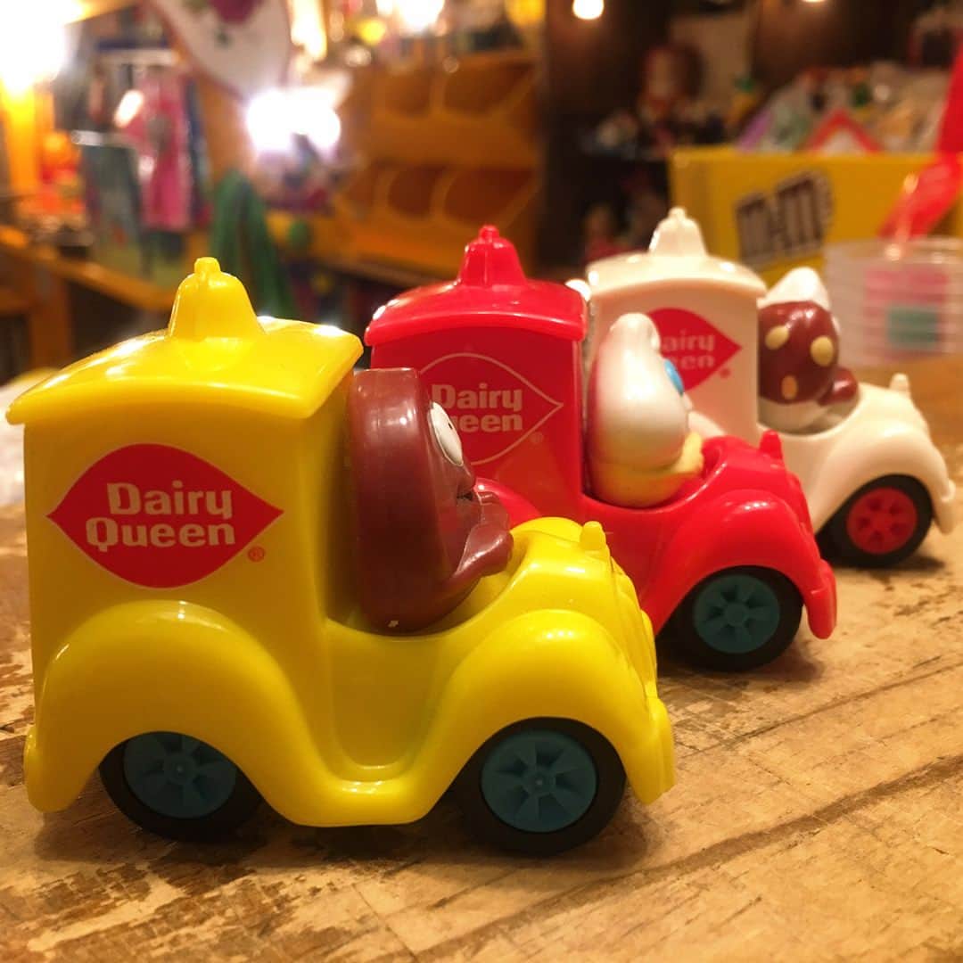 kiarrysさんのインスタグラム写真 - (kiarrysInstagram)「Dairy QueenのキッズミールもWEBにUPしました🍦💖 * トラックにはしっかり旧ロゴもついています😁❣️ あなたはどの子派〜？？👀🍫🍨 *  SOLD OUT! * * ⚠️インスタDMからのご注文は受け付けておりません。ご了承下さいませ🙇**➡️ 通販のご注文・商品のお問い合わせはこちら➡︎ メール✉️ kiarrystoys@nifty.com 電話☎️03-3314-3446 Webショップ💻http://kiarrys.ocnk.net/ . #kiarrys #キアリーズ #高円寺 #アメリカ #JUNK #アンティーク #antique #買取 #オモチャ買取 #TOY #vintage #ヴィンテージ #古着#advertisement#Advertising#アドバタイジング#DairyQueen#デイリークイーン」11月26日 18時52分 - kiarrys