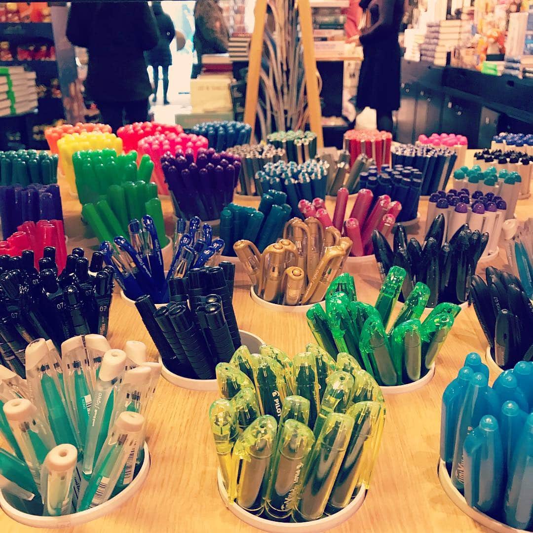 MEGのインスタグラム：「近所の本屋にペンコーナーが出来ていた！わい！  #高校生んときめっちゃ集めてた #ジェットストリーム派」