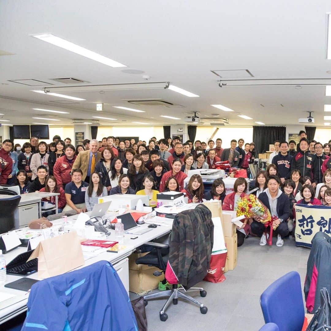 のインスタグラム：「この度ソフトバンクホークスに移籍となりました。 楽天イーグルスでは8年間プレーしました。指導者、チームメイト、球団関係者、ファンの方、東北のさまざまな方々との出会い。この縁というのは僕の一生の宝物です。 8年間本当にありがとうございました。来季からはソフトバンクホークスの一員として精一杯頑張っていきます。また応援よろしくお願いします。 #楽天イーグルス#東北#感謝#uabaseball #西田哲朗#友人#結婚式#副キャプテン#おめでとう#関大一高#関大#野球部#サッカー部#神戸#ホテルオークラ神戸 #師匠」