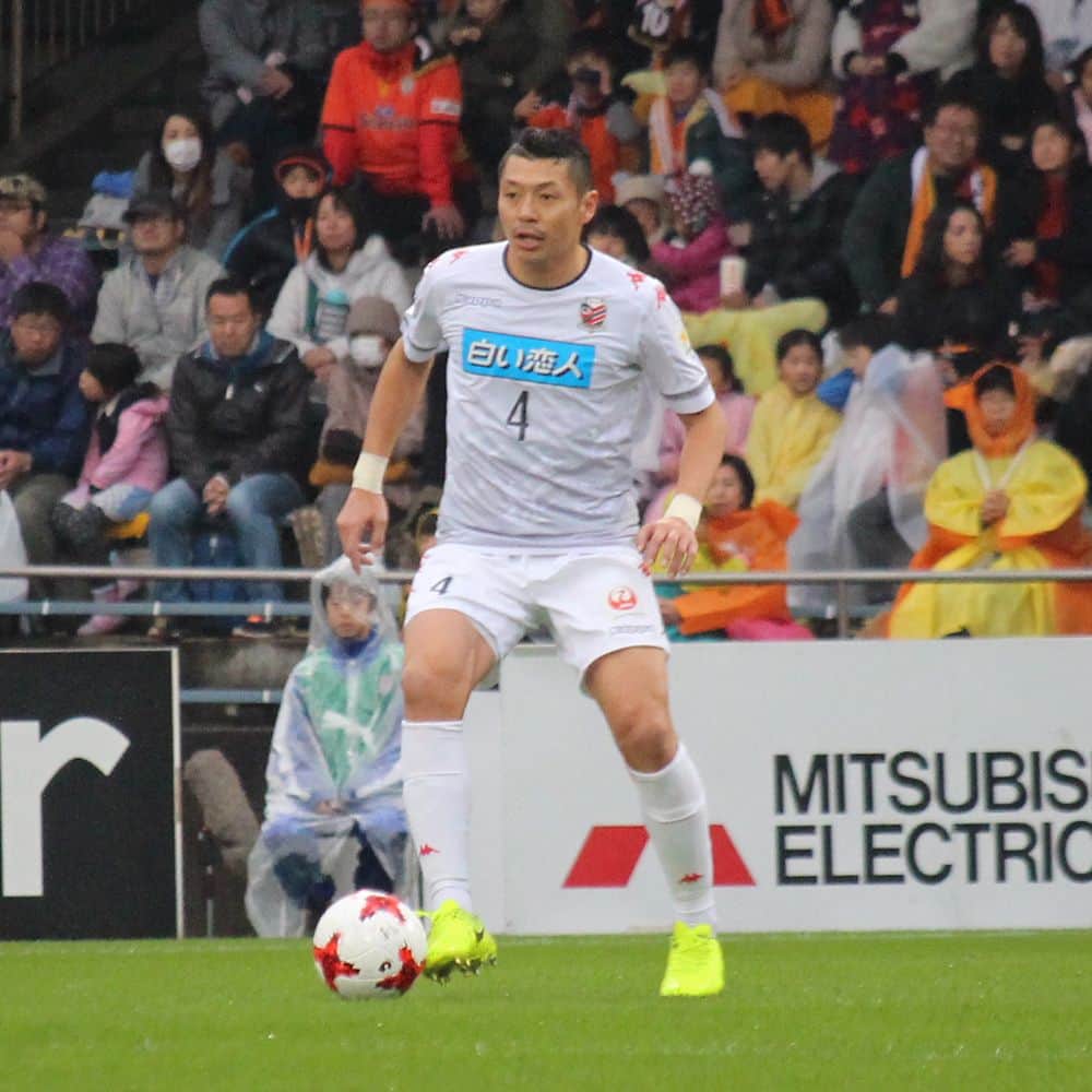 のインスタグラム：「【2連勝⭐️】 ガンバ戦勝利👍 残るはホーム最終戦のみ。 ・ 目指せ‼️35000人。 俺達は超満員のスタジアムでプレーしたい😠 ・ ・ 札幌ドームで共に戦おう。 俺達に力を。 ・ ・ ・ ・ ・ 公式リリースでましたが、人生初の手術を行う事になりました。 サッカー選手にとって怪我は避けられないものだし、長期間のリハビリになります。 プラスに考えるとこれだけ自分の身体と向き合えるチャンスはありません😏 今後5年、10年続けられる様に一日一日を大切に過ごしていきたいと思います。 また成長して戻ってきます。 ・ ・ #北海道コンサドーレ札幌 #いな凱旋 #どんまい荒野 #最終戦3万人プロジェクト #3万といわず過去最高いっちゃいましょう #リハビリ #楽しもう #makethefutureproject #プロフィールから飛べます #小さな力も集まれば大きな力になる #皆様ご協力お願いします。」