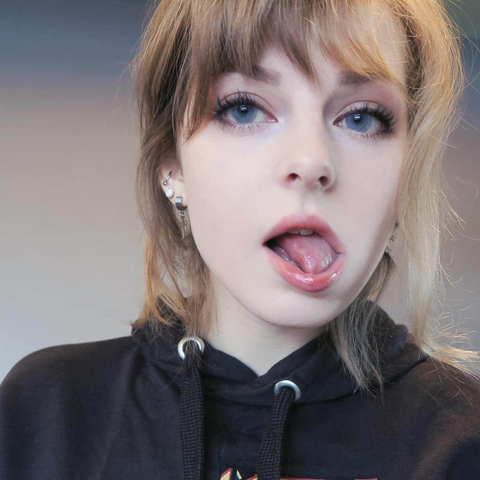 Ella Freyaのインスタグラム：「You know we'll rule one day 👑」