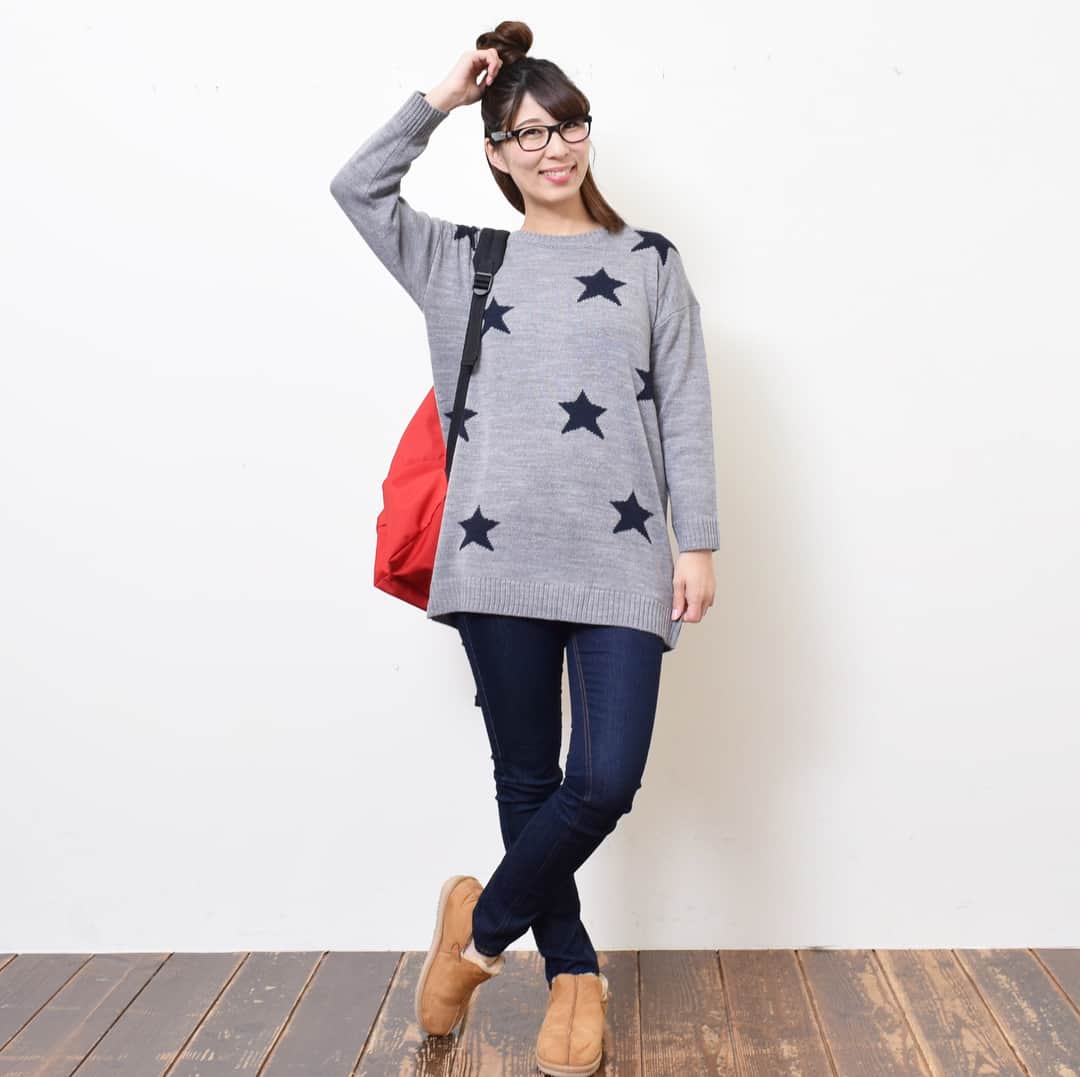 +natural(プラスナチュラル)のインスタグラム：「大きな#星柄 の#ニット はインパクト大！  すっぽりお尻まで隠してくれるので#体型カバー にも持ってこいです。 デニムと合わせてついつい足が動いちゃう#お散歩コーデ です✨ ─────────────────── .+natural(プラスナチュラル)は、 優しい印象に包まれる、  ナチュラルテイストなファッションと 暮らしの情報を ご紹介するWEBメディアです ─────────────────── . .  #ハートマーケット #大人ナチュラル #ナチュラル服 #プラスナチュラル #お洒落さんと繋がりたい #秋コーデ #ママコーデ #カジュアルコーデ #大人カジュアル #ママファッション#naturallook #ナチュラルファッション #大人コーデ #ナチュラルコーデ #シンプルコーデ #撮影 #着回しコーデ #데일리록 #코디 #일본 #シンプルコーデ #冬コーデ #冷え性対策」