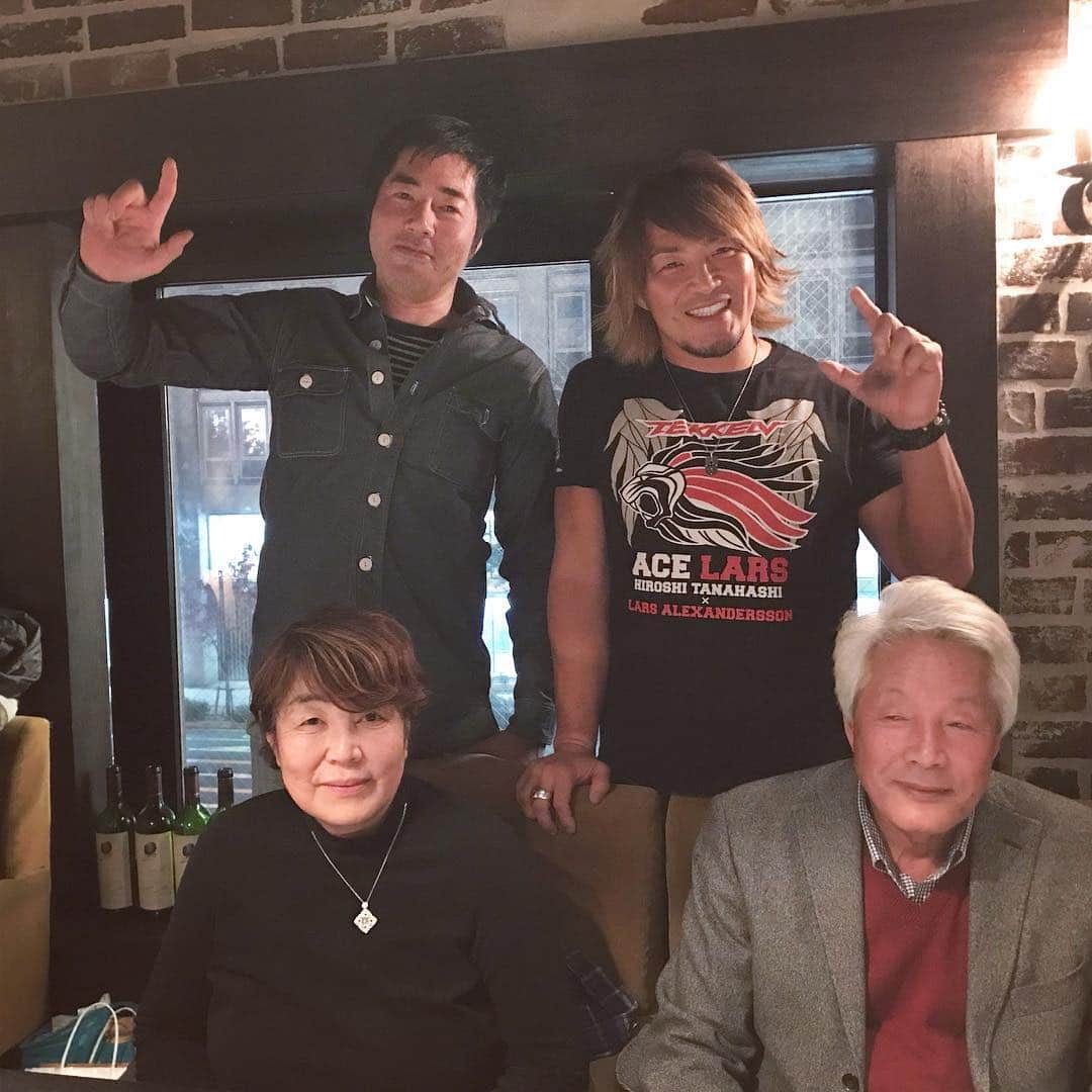 棚橋弘至さんのインスタグラム写真 - (棚橋弘至Instagram)「両親と弟とご飯。いろいろと言いたいことが…弟(189cm)、太り過ぎ！父さん、お願い、カメラ見て！母さん、楽しそうでなにより。」11月26日 23時08分 - hiroshi_tanahashi