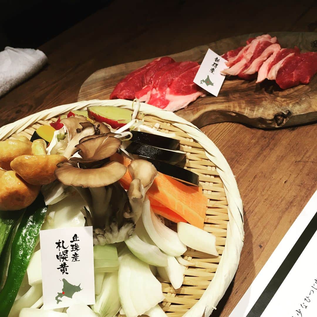 みひろさんのインスタグラム写真 - (みひろInstagram)「ジンギスカンぱーい(°▽°) 羊ざんまい の夜だよ！お店の虜になってもーた。また食べに行く〜！ #北海道 #すすきの #炭火兜ひつじ  #ラム肉 #マトン #mihiro」11月26日 23時48分 - mihiro0519