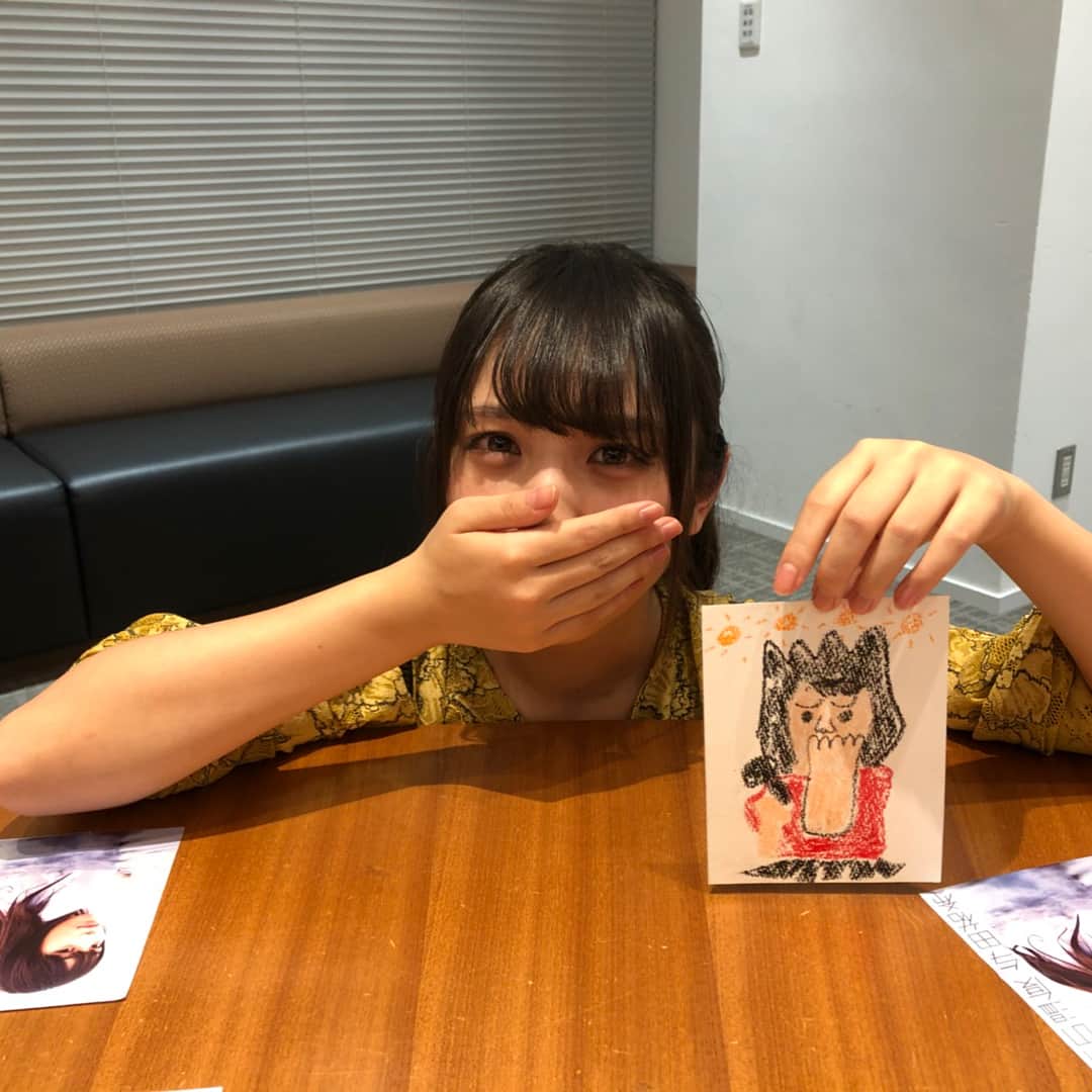 与田祐希のインスタグラム：「ショールーム発売 1ヶ月前配信 観ていただいた方ありがとうございました。  オススメカット予告コーナーより カードをめくって 絵を見てエピソードトークをしました。  イラストで描いた写真は是非写真集の中から探してみてくださいね！  #日向の温度 #写真集にないのもあります #ショールーム #発売1ヶ月前記念 #与田ちゃん #与田祐希」