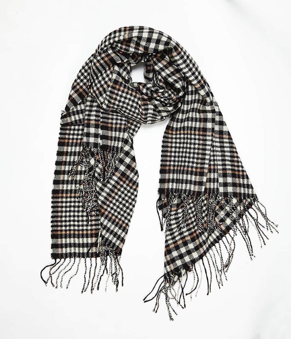 ヤーンツのインスタグラム：「Cyber Monday Sale on at Yarnz.com #yarnz #travelblanket #travelblanketscarf #cashmere #cashmerescarf #winterscarf #winterscarves #cybermondaysale #cashmeresale」