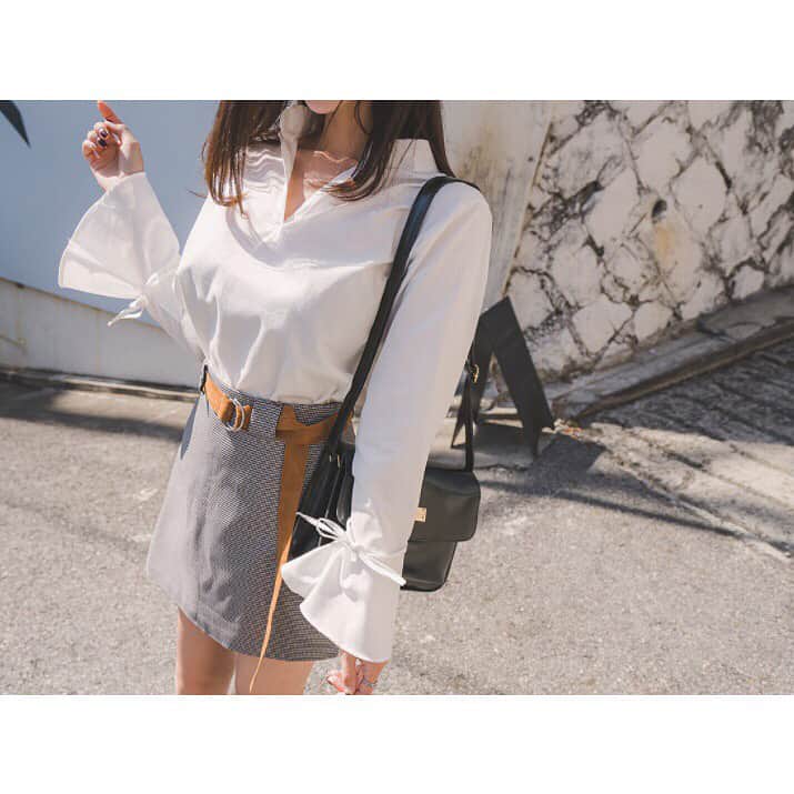 HANILOOKのインスタグラム：「- ベルスリーブブラウス・全2色 →¥4,000- 袖口のリボンとベルスリーブデザインが可愛いブラウス💕 キチンと感をプラスできるので、ダメージデニムなどのカジュアルなアイテムとも安心して合わせられる一枚です✨ #hanilook #ハニルック #instafashion #fashion #outfit #ootd #ファッション #コーディネート #アウトフィット #コーデ  #今日のコーデ #今日の服 #カジュアルコーデ #大人カジュアル #シンプルコーデ  #ootd_kob #ブラウス #ベルスリーブ #デザインスリーブ」