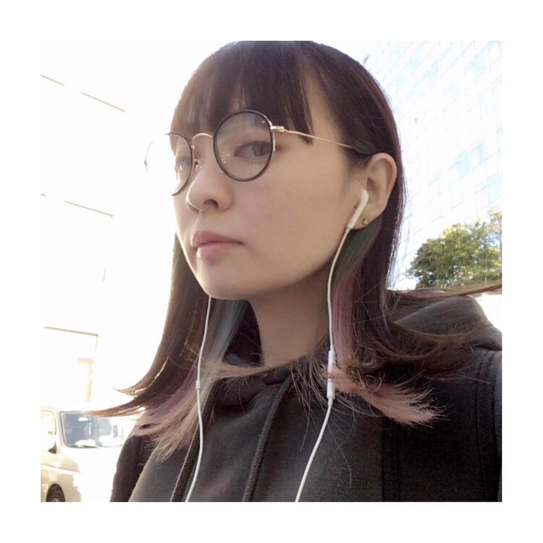 Minaさんのインスタグラム写真 - (MinaInstagram)「朝一だけ応援📣に向かう私。  #max #mina #しっかり応援してお仕事に向かいまぁす。 #あっ！#インナーカラーブルー #だったはずなのに #落ちて綺麗な #グリーンとピンクのグラデーション」11月3日 9時54分 - mina_1977