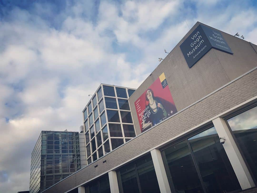 吉岡里帆さんのインスタグラム写真 - (吉岡里帆Instagram)「”Van Gogh Museum”  最終日に皆んなで記念撮影。  兎にも角にも、クルーの皆様には感謝でいっぱいです。 企画段階から、最後まで 共にゴッホに熱くなり、探究心とこだわりを持って 一緒に作品と向き合って下さいました。 芸術は一人で見るのも良いけど、 やっぱり皆んなと感動しあえる瞬間が最高です。  またこのメンバーでアートロケ敢行したいものです🎨  #オランダ #vangoghmuseum @yoshimi_watanabe443」11月3日 10時36分 - riho_yoshioka