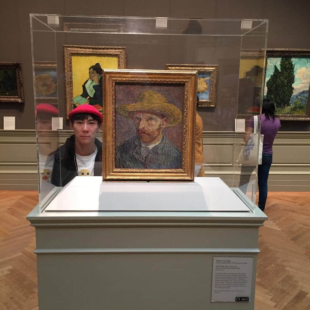 チロのインスタグラム：「Gogh and Chirossen ゴッホとチロッセン  #メトロポリタン美術館 #ゴッホ #チロッセン」