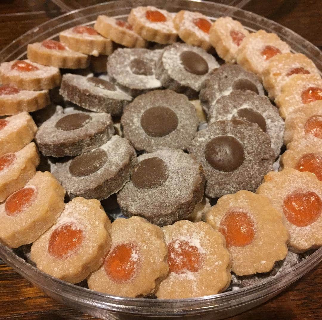 常盤貴子さんのインスタグラム写真 - (常盤貴子Instagram)「今一番食べたい物。  以前、仲良しオシャレ女子から頂いた、夙川・ミッシェルバッハのクッキー。  人気過ぎて、なかなか買えないとか。 となると、ますます（ ; ; ）  甲子園に住んでいた頃に知っていれば・・・。 #ミッシェルバッハ #cookies」11月3日 18時39分 - takakotokiwa_official