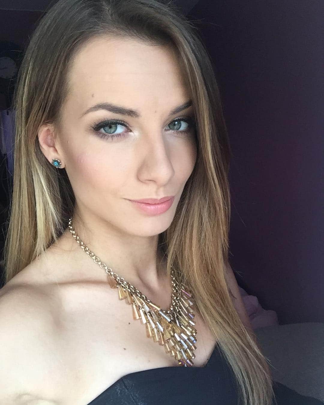 Karolina Bojarさんのインスタグラム写真 - (Karolina BojarInstagram)「Need summer now 🤧☀️ • #tbt #holiday #selfie #makeup #polishgirl」11月3日 18時43分 - bojarmeow