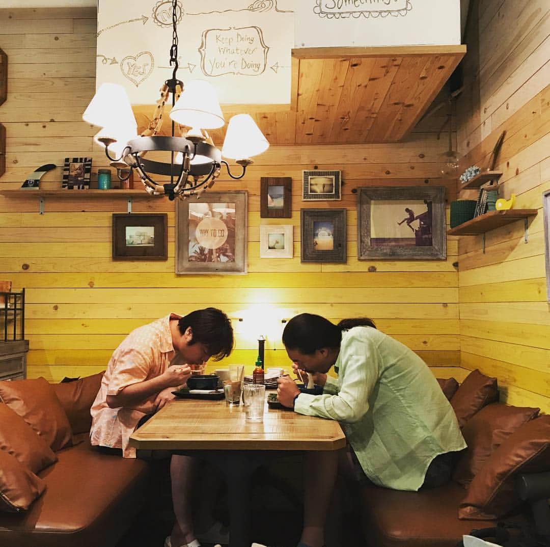 イモトアヤコさんのインスタグラム写真 - (イモトアヤコInstagram)「おじさんが 洒落てるカフェで フォー食す #石崎さんと金光さん #なんだかいい感じ」11月3日 18時51分 - imotodesse