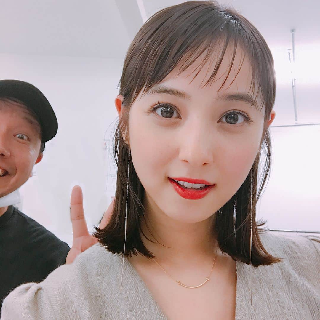 佐々木希さんのインスタグラム写真 - (佐々木希Instagram)「本日CM撮影。 終わった後ヘアメイクの笹本さんに プライベートでも出来る オシャレなヘアースタイルを教えていただきました！ 少しだけ前髪を残したら 他の髪は左右に分けて ワックスでぺたっと✨ 簡単だから自分で出来る！ 嬉しい  #笹本恭平 さん#ヘアーの作り方」11月3日 19時05分 - nozomisasaki_official