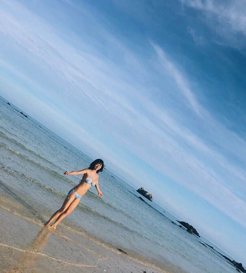 わちみなみのインスタグラム：「まぶしぃ〜⇧ . 自然を感じている風。 職業旅人みたいなInstagramになってきた？笑 いろんなところにつれていってもらえてとても嬉しい😊 . #自然 #沖縄 #ヤングマガジン #海 #japan #japanese」