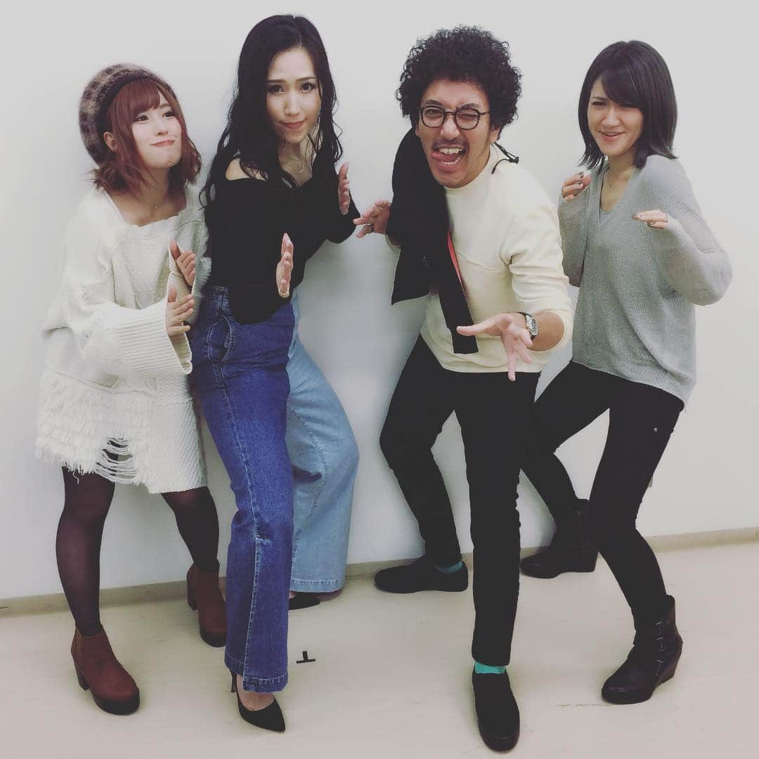 佐山愛のインスタグラム：「・ 昨日はパチスロサイトセブンTVさんの番組 「魚拓と成瀬のツキとスッポンぽん」に むふふ女優として呼んでいただいての収録だったよ！ ・ OAが年末と年明けの2週らしく、 そんな貴重な回に呼んでもらえてありがたや〜♪♪ ・ ここみん @coco3ndazo と久々会えて良かったし 初対面だった木村魚拓さん、 そして助っ人解説の矢部あきのさんのお二人も とても愉快な方で楽しい収録でした😆 またご一緒できたら嬉しいなぁ〜❤️ ・ そして今回お邪魔させていただいた キコーナ小田原扇町店のみなさん、 ありがとうございました！！ ・ ・ この写真の意味はOA見たら分かるので ぜひ見てねーーーん❤️ ・ ・ #パチスロサイトセブンtv #パチスロ番組  #魚拓と成瀬のツキとスッポンぽん #木村魚拓 さん #成瀬心美 #矢部あきの さん #キコーナ #パチンコ #スロット」