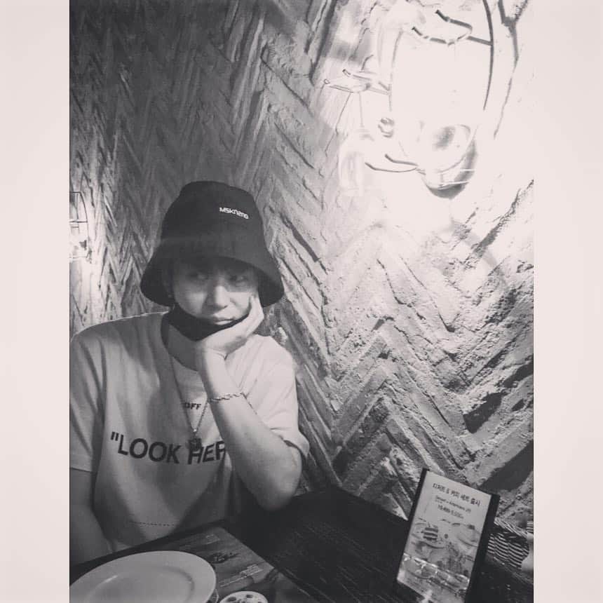 DINDINさんのインスタグラム写真 - (DINDINInstagram)「어제에 이어 오늘도 홍기형 대신 홍키라 대타 dj 하러 갑니다!! 촬영 끝냈고 ! 먼저 밥 뿌시고 간다잉~~~ 👋🏻 좀 있다가 봐요!!! 주파수 고정~ #딘딘 #홍키라 #이홍기의키스더라디오 @kbshongkira #offwhite #mskn2nd #bouclier」11月3日 20時21分 - dindinem