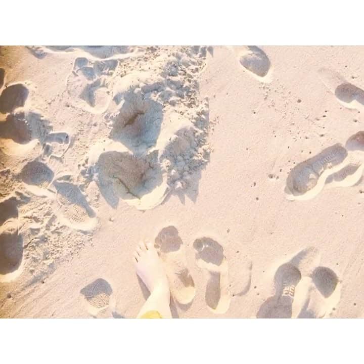 渚カオリのインスタグラム：「ぽんぽん 足跡ぽん🐾🐾 #海 #砂浜 #ママと #sea #ぽんぽん #👣」