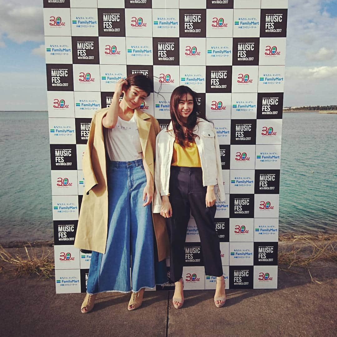 のインスタグラム：「#raco #美らSUNビーチ  本番前に 小泉の遥ちゃんと。  うみーーー♪  @koiharu_official」