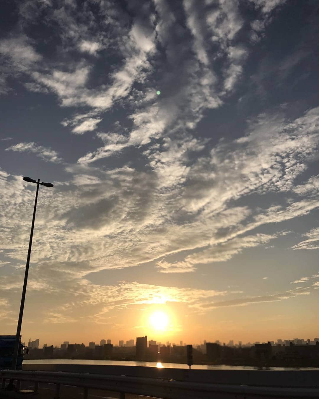 土屋太鳳さんのインスタグラム写真 - (土屋太鳳Instagram)「今日の空、パワー凄い…！ 空が、地球みたい。」11月3日 16時28分 - taotsuchiya_official