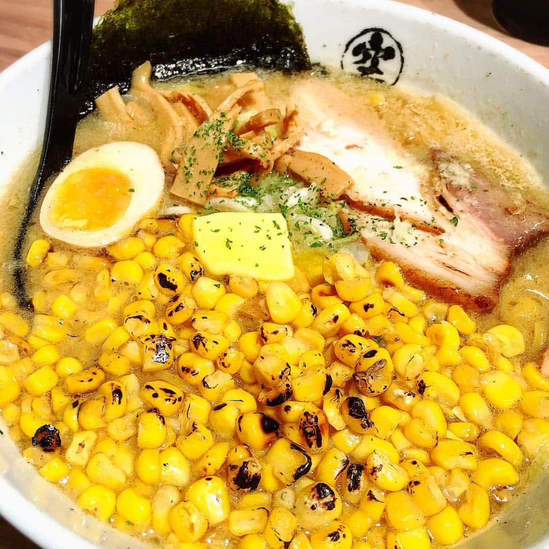 MIKAさんのインスタグラム写真 - (MIKAInstagram)「東京にいてもよく食べてる大好物な #味噌バターコーンラーメン の聖地で見つけた最強らーめんさん🍜💕 焼きとうきびバージョンなの！美味しすぎた。。幸せ！！！ #ramen #hokkaido #sapporo #ラーメン #みか山紀信」11月3日 18時01分 - cjd_mika