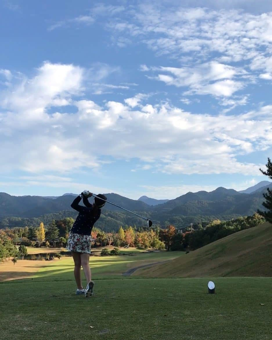 青木茉里奈さんのインスタグラム写真 - (青木茉里奈Instagram)「倶楽部我山⛳️紅葉きれい🍁 Hole18  #倶楽部我山 #⛳️🍁 #hole18」11月3日 18時06分 - marinaaoki28