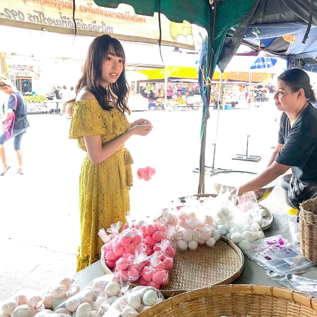 のインスタグラム：「#まいちゅん写真集の旅 (21) ピンクの卵にまいちゅん、ビックリの巻💦 パワースポットであるピンクのガネーシャの参道には、たくさんのお店が混在するのだが、ゆで卵屋さんの白い卵の中にピンクの卵があったのには、まいちゅんもビックリ！ ピンクの卵の中身はピータンで、殻はわかりやすく色付けしているのだそうです。 #乃木坂  #新内眞衣 #タイ  #オールナイトニッポン０  #ピンクのガネーシャ  #ピンクのたまご」