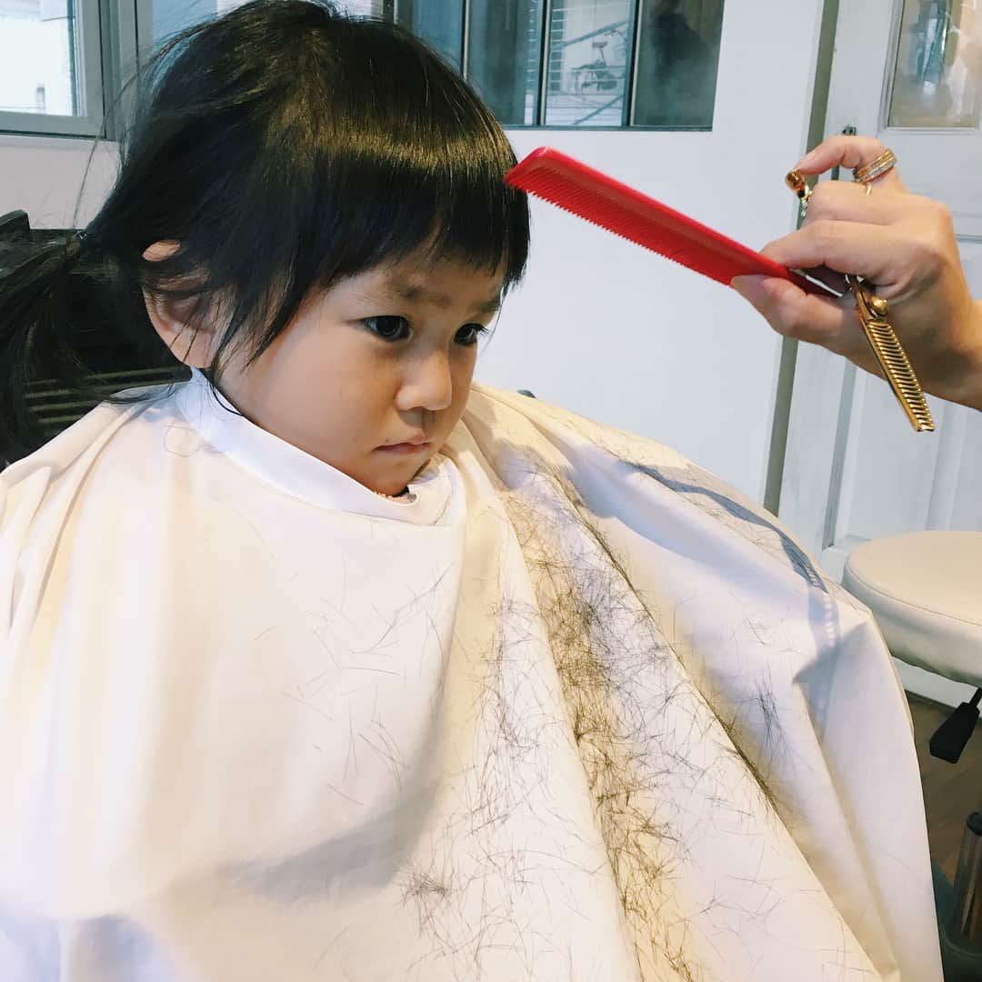 原田沙奈子さんのインスタグラム写真 - (原田沙奈子Instagram)「アマネ前髪カット✂︎ またお地蔵さんになったアマネ。 動かないでいてくれるので助かるけど…伏し目がちで鏡をチラチラ見てちゃんと確認してる姿にきちんと気持ちを読み取ってあげたくなるものの。。 （ほらほら、女の子って髪の毛に思い入れがあるものでしょ♡） 終わると「ヒロさんに切ってもらったね♡」とニコニコ！ あ、そだった、これ、デフォルトだった。 ↑前髪短いの好きなんだって🙋 ほっ、良かった良かった👏 #2歳 #2歳3ヶ月 #ヘアカット #前髪 #前髪カット#娘」11月3日 23時00分 - sanakoharada