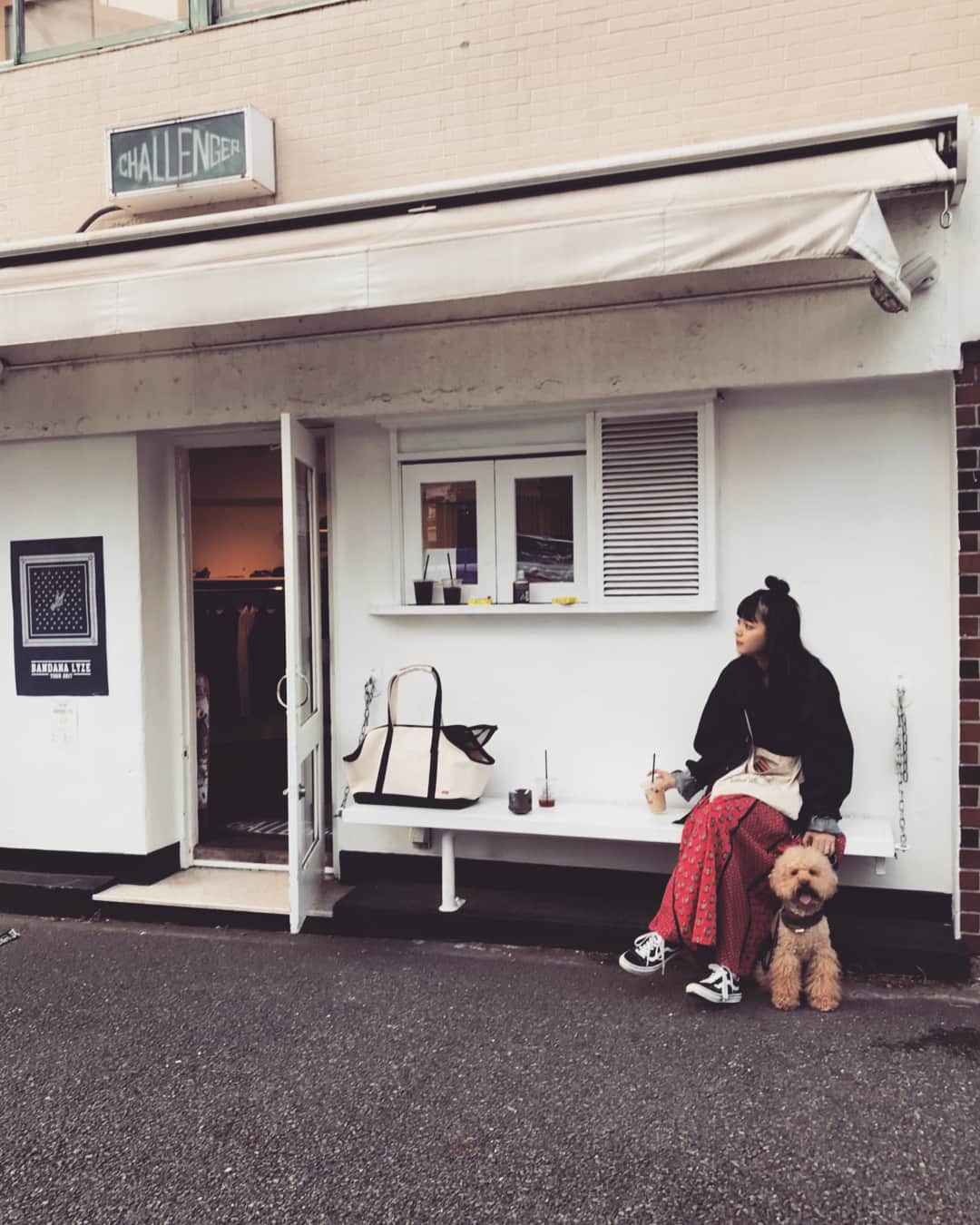 岸本セシルのインスタグラム：「原宿でゆんたく☕️ @challenger_brigade  展示会で付けてたものをお迎えに😍  今日も良い一日。 おやすみー  #2枚目に服タグ付けしてます」