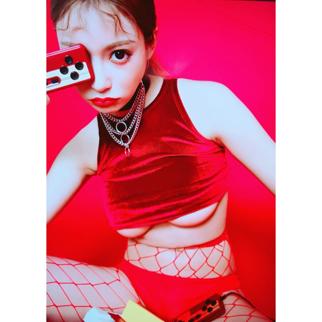 明日花キララのインスタグラム：「雑誌の撮影📸 来月は色がテーマ🎨あか🌶🍒🍉 . #shooting #red #台湾 #JKF」