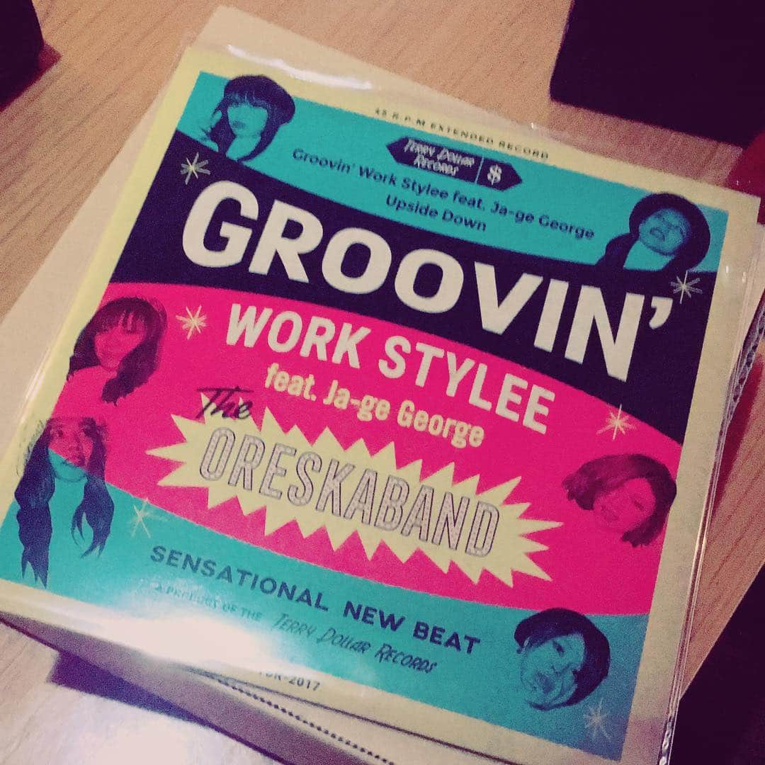 のインスタグラム：「わーーーーい！！！！Finally😂😂😂 昨日、箱を開けたときの感動がやばかった〜、、 #oreskanewep #7inchvinyl  #analogrecord #vinyl #GWS #groovin #work #stylee #girlsska #featuring #jagegeorge #oreskaband #ska #raggamuffin #reggae #stayiriegorudy #newrelease #レコードの日 #japaneseska」