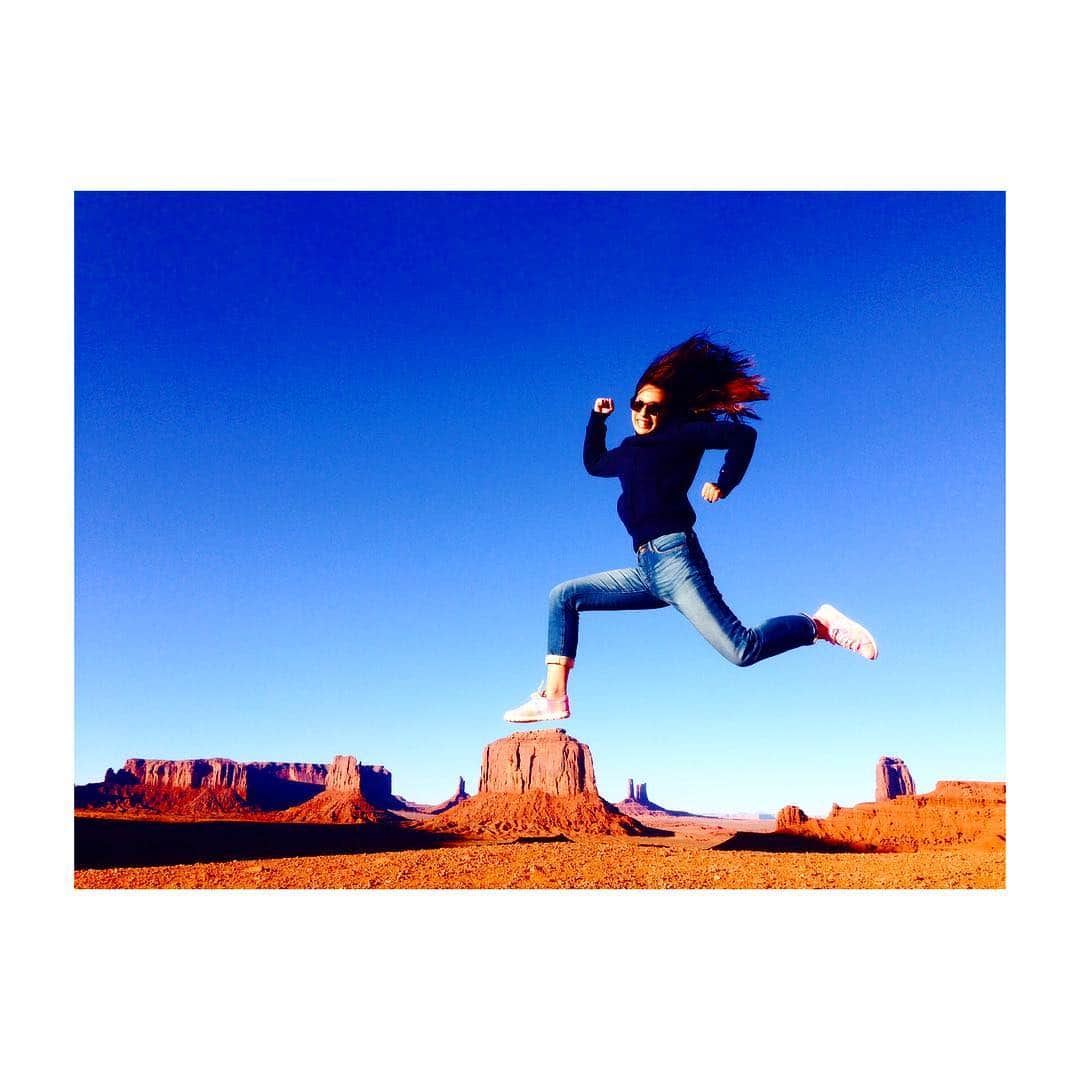 のインスタグラム：「〜Jump〜 きもちいー！ #モニュメントバレー #大自然 #ジャンプ #trip #america #usa #海外旅行 #アメリカ旅行 #自由 #また行きたい #ベッドの中で思い出に浸る #さて次はどこに行こう」