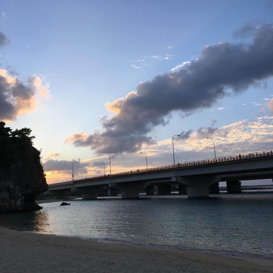 向清太朗さんのインスタグラム写真 - (向清太朗Instagram)「沖縄のビーチ。夕暮れ。 #沖縄 #景色 #綺麗 #インスタ映え」11月4日 14時06分 - tensinmukai