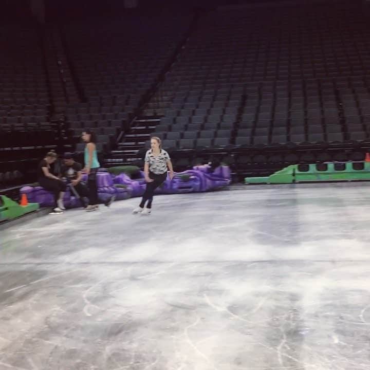 アレクシ・ギレスのインスタグラム：「Happy Friday !!! #3toe #3T #stillgotit 😜⛸🙌❤️✌️#boom #retired #professional • • • #figureskating #iceskating #skating #skate #skates #ice #happy #smile #braids #sacramento #california #cali #Golden1Center #jacksonboots #jacksonfamily #jump #tricks #shows #showlife  #tourlife #travel #traveler #traveller」