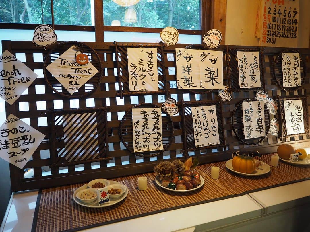 寺田御子さんのインスタグラム写真 - (寺田御子Instagram)「慈げんさんのすももとミルクとラズベリーです。慈げんさんの削りは本当にどこにもない感じ。氷が大きくてふわふわ。さすが聖地…。店内がハロウィン仕様で可愛かったです🎃 #慈げん #かき氷」11月4日 14時56分 - mikoterada