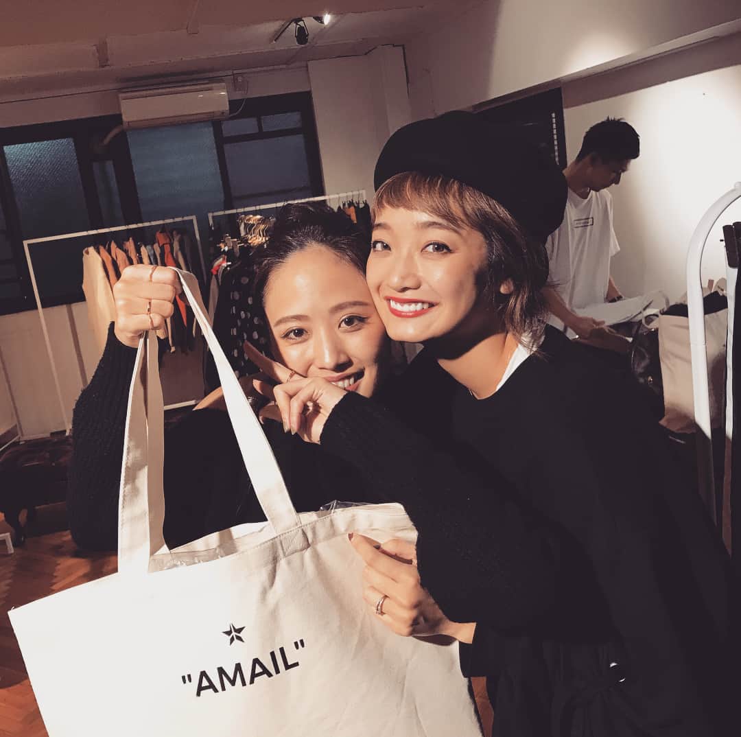 真崎ゆかのインスタグラム：「MURUA時代から仲良しの三方美穂さんと、猪島愛さん2人が今年立ち上げたブランド、"AMAIL"のPOPUPへ行ってまいりした★  30代女性が可愛くカッコよくさりげなくお洒落を楽しめるようなファッションアイテムたちでした😊  シルエットがとにかく綺麗！  30代に突入した二人と、AMAILの飛躍が今後も楽しみですわ♡  #amail #popup #美穂さんと久しぶりの再会」